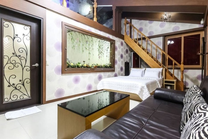 Room 3 of 9