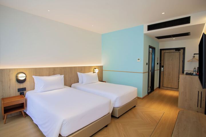 Room 27 of 180
