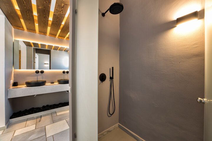Room 102 of 340
