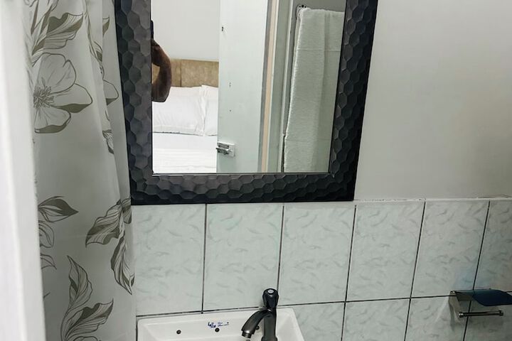 Room 6 of 10