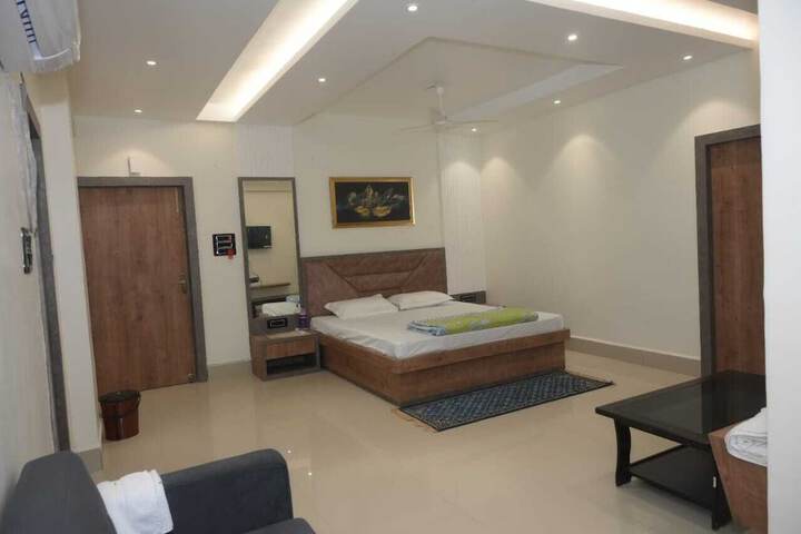 Room 5 of 13