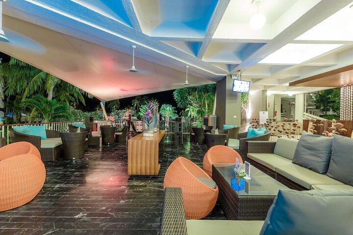 Lounge 72 of 89