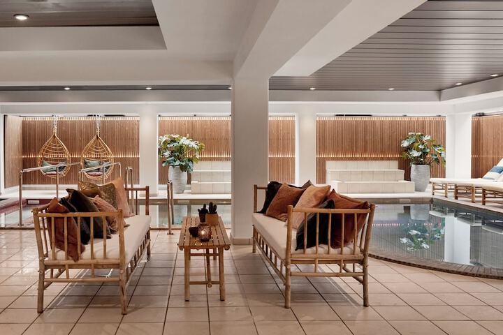 Hotel Pool