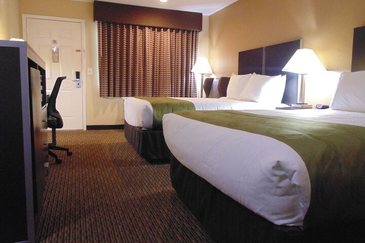 2 Queen Beds (16 of 17)