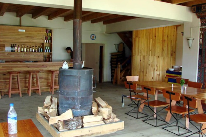 Lounge 17 of 25