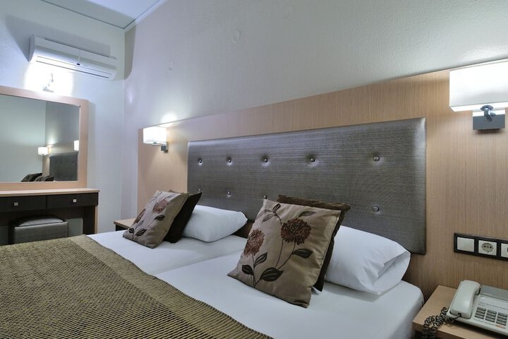 Room 8 of 33