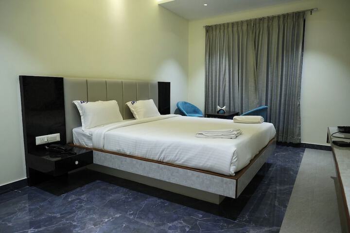 Room 4 of 13