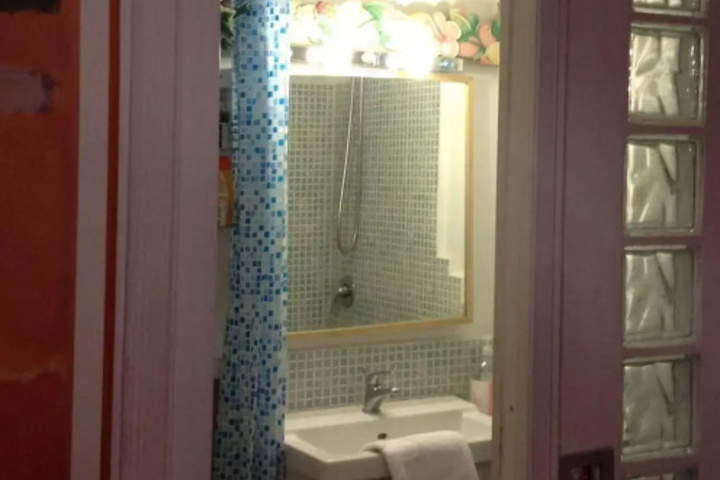 Room 8 of 17