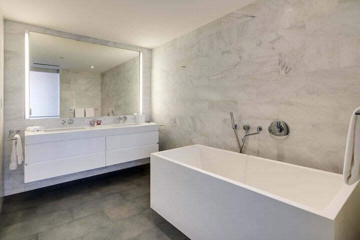 Deep soaking bathtub
