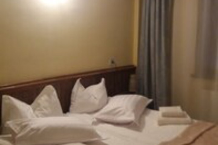 Room 25 of 28
