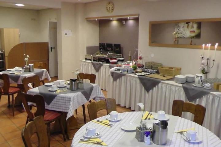 Dining 11 of 12