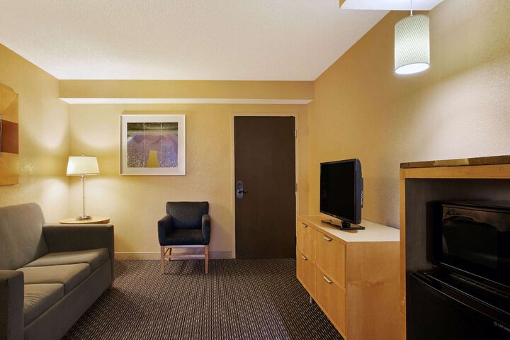 2 Double Beds (11 of 17)