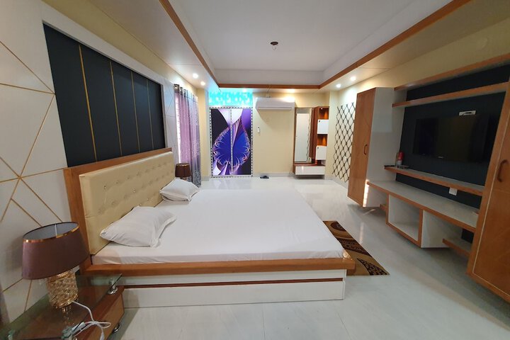 Room 2 of 8