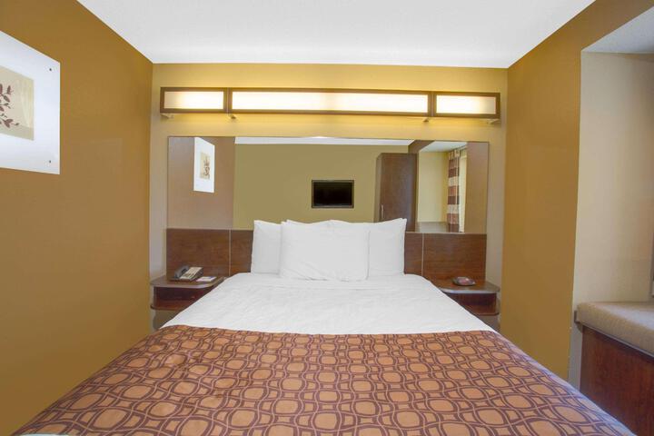 1 Queen Bed (10 of 24)