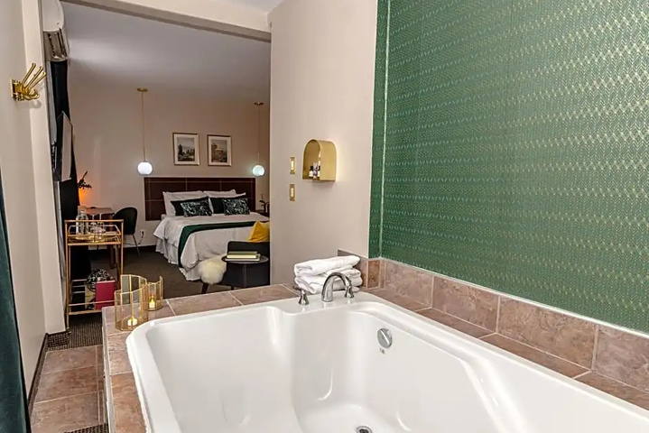 Room 4 of 8