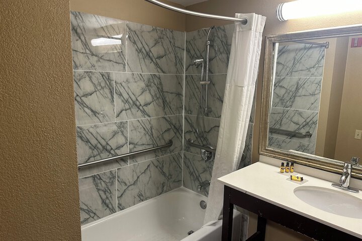 1 King Bed Mobility Hearing Accessible Room Roll in Shower Non-Smokinga (19 of 22)