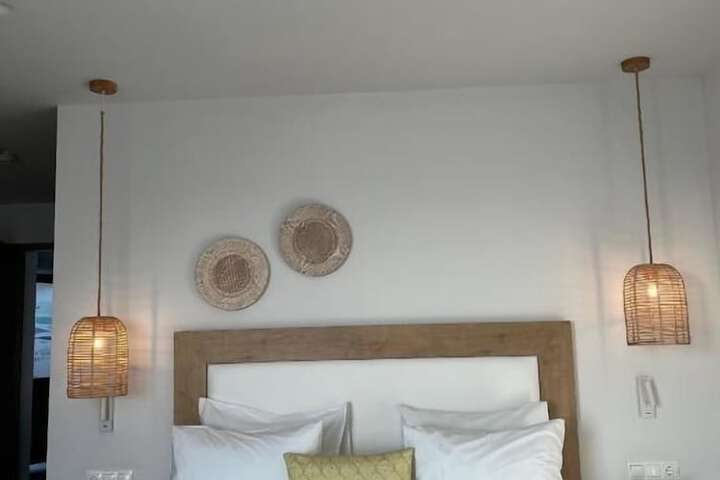 Room 5 of 12