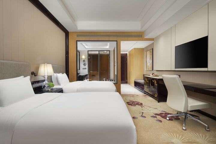 Room 28 of 103