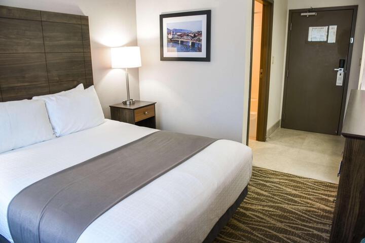 1 Queen Bed First Floor Microwave and Refrigerator WiFi Full Breakfast (4 of 25)