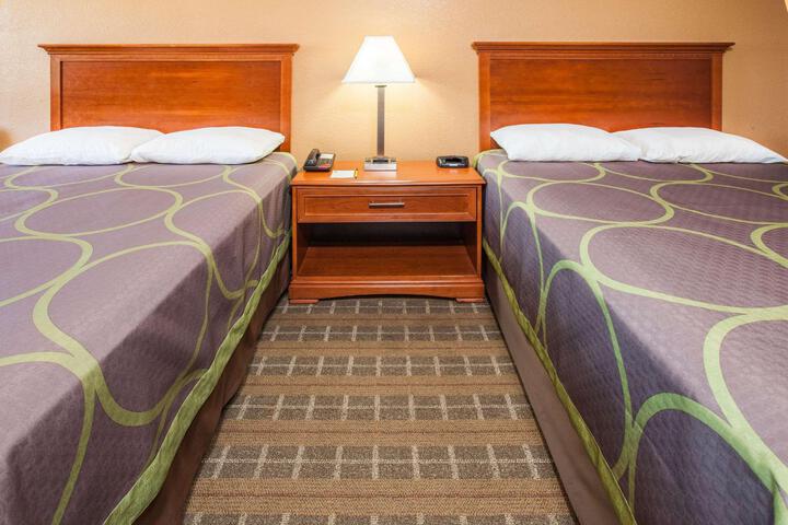 2 Queen Beds (2 of 6)