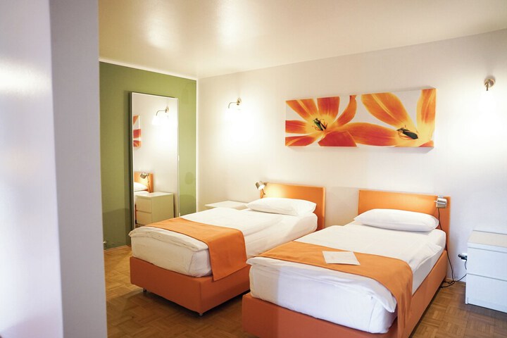 Room 25 of 76