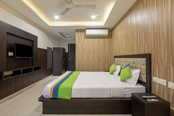 Room 9 of 32