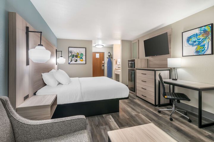 1 King Bed (2 of 12)