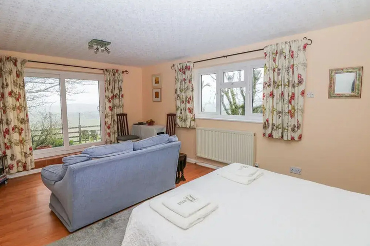Room 5 of 11
