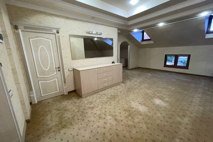 Room 10 of 42