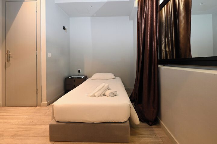 Room 74 of 200