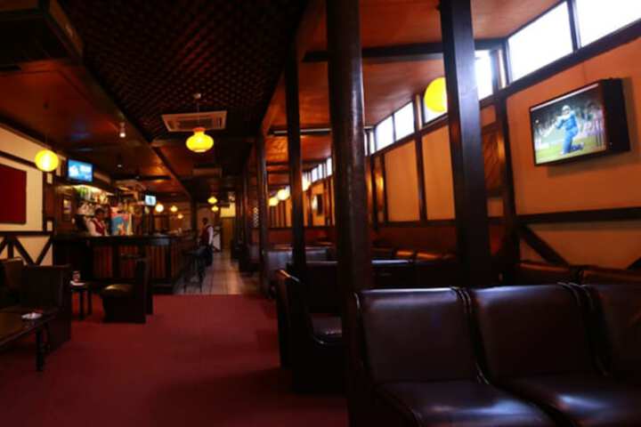 Lounge 43 of 51