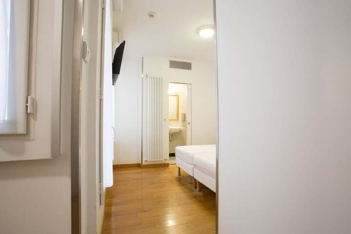 Room 8 of 43
