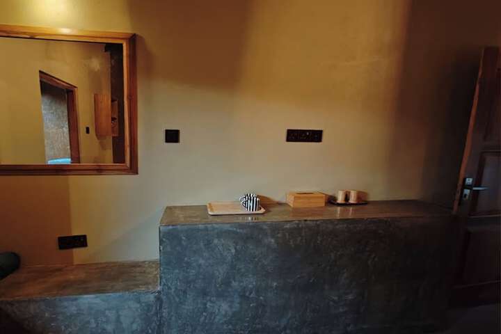 Room 6 of 63