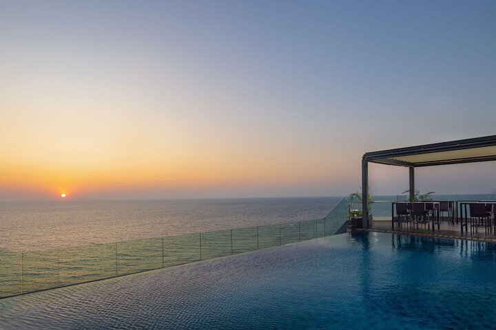 Hotel Pool