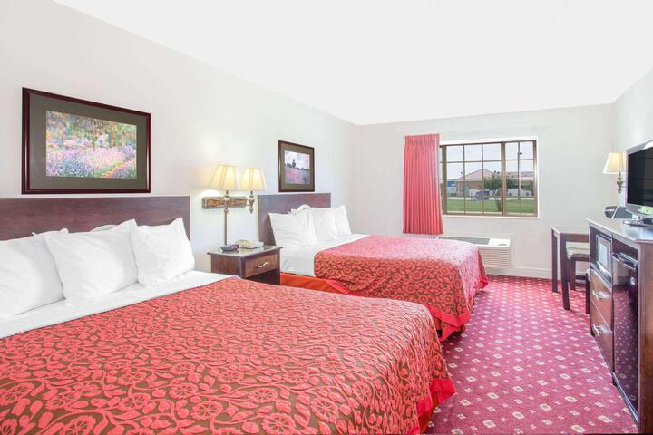 1 Queen Bed Accessible (10 of 15)