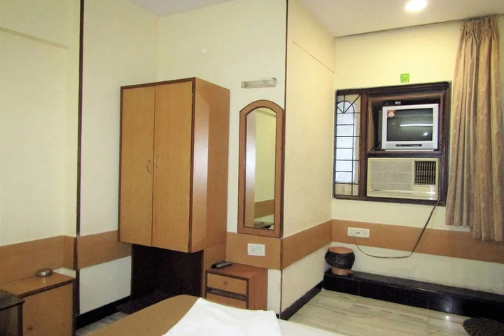 Room 4 of 10