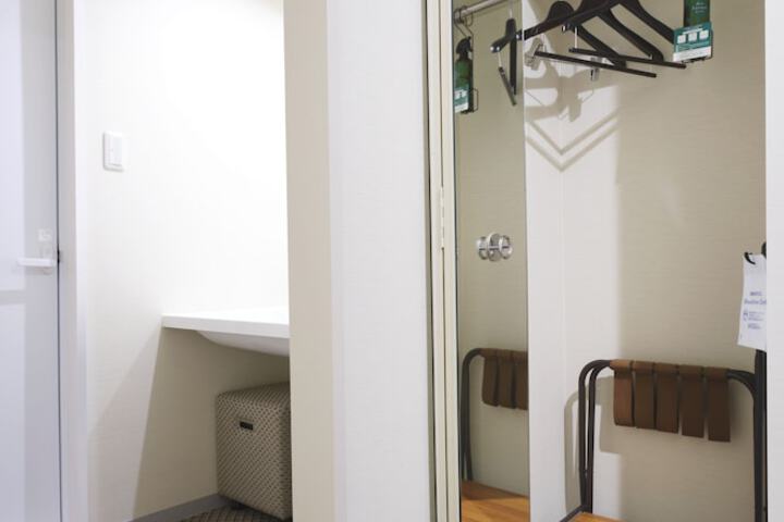 Room 12 of 46