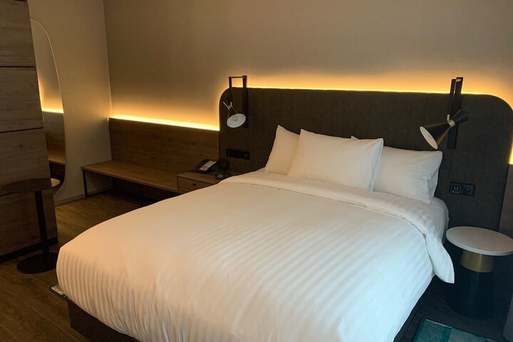 Room 6 of 44
