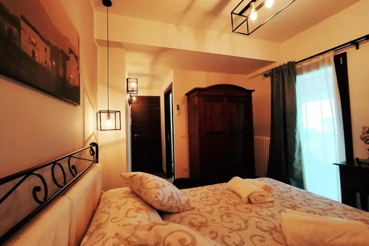 Room 4 of 8
