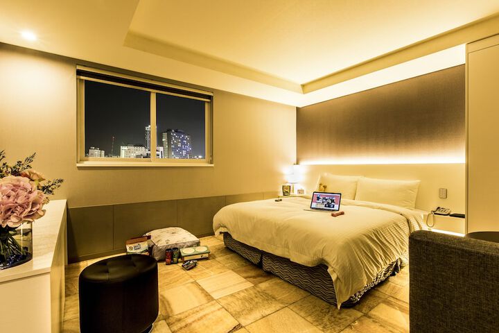 Room 5 of 12