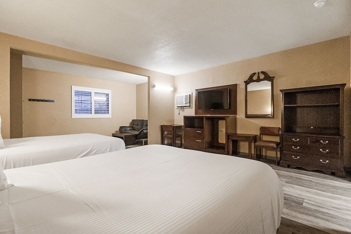 2 Queen Beds (12 of 20)
