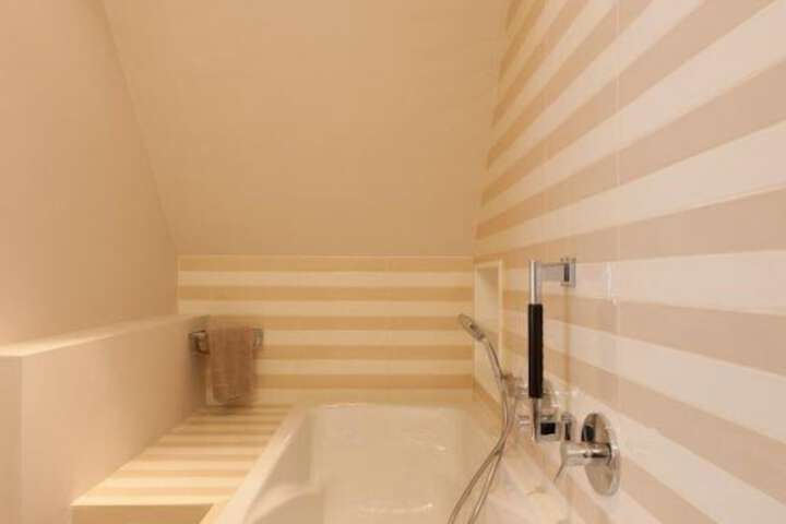 Deep soaking bathtub
