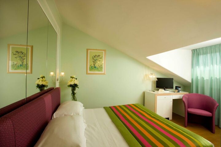 Room 25 of 59