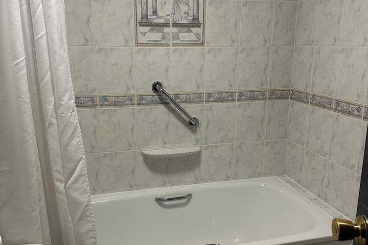Room 122 of 171