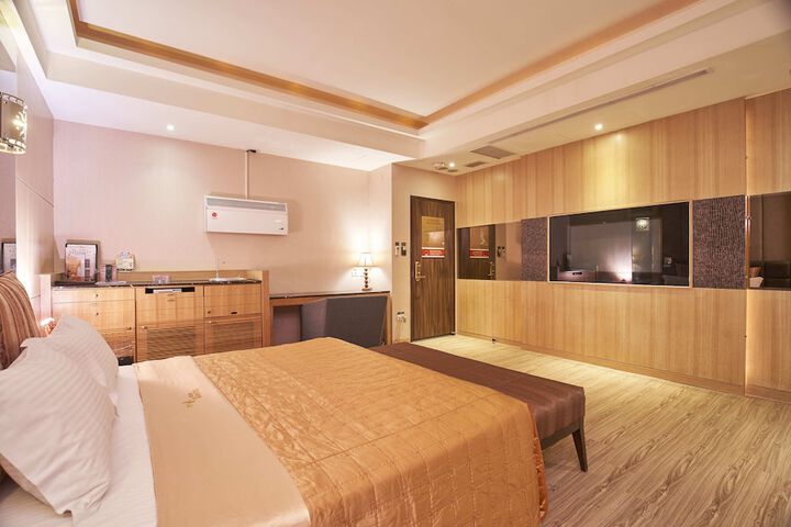 Room 16 of 32