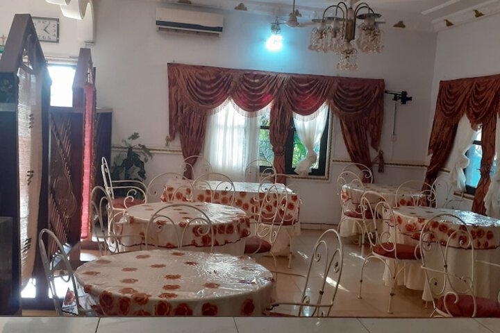 Dining 12 of 15