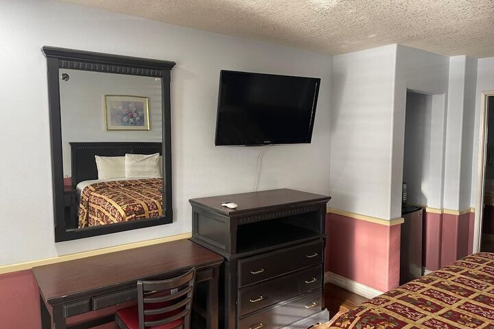 1 Queen Bed (12 of 12)