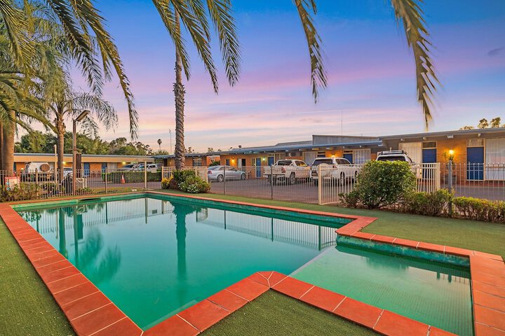 Pool 60 of 76