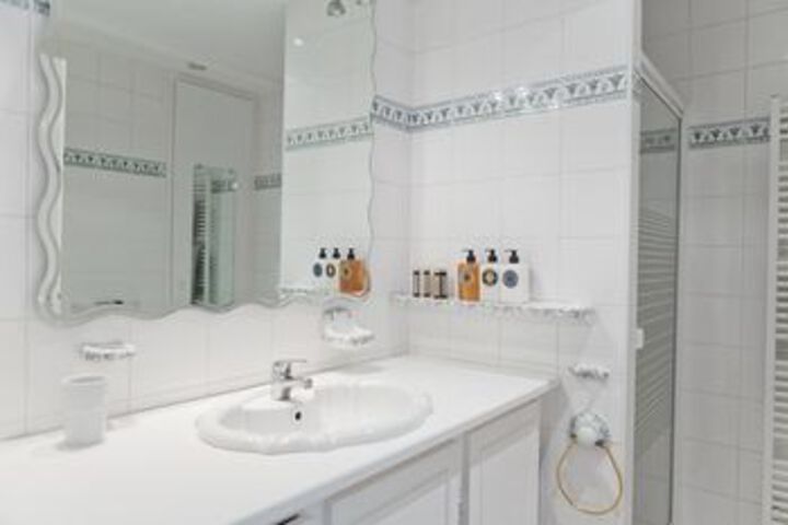 Room 2 of 17