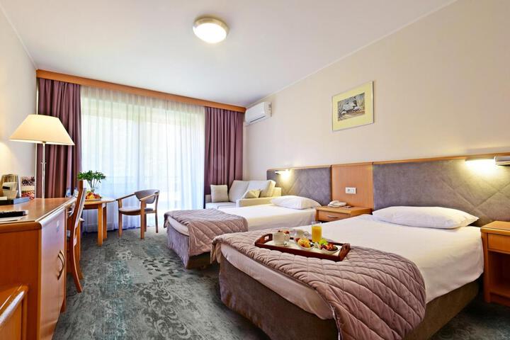 Room 8 of 93